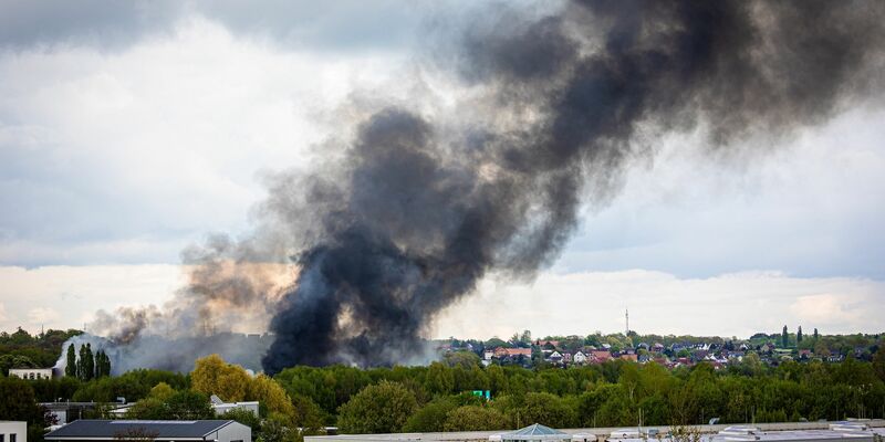Rauch steigt bei dem Großbrand in einem Braunschweiger Industriegebiet in den Himmel. - Foto: Moritz Frankenberg/dpa
