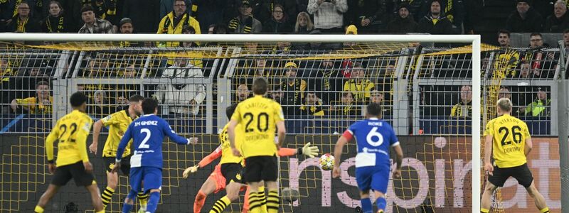 Dortmund-Verteidiger Mats Hummels (verdeckt) brachte Atlético mit einem Eigentor zurück ins Spiel. - Foto: Bernd Thissen/dpa