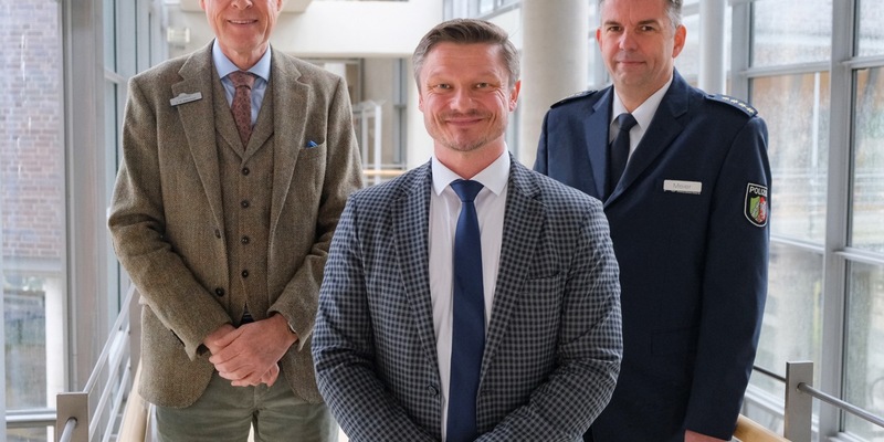 POL-GT: Neue Leitung der Direktion Kriminalität der Kreispolizeibehörde Gütersloh - Landrat Sven-Georg Adenauer begrüßt Kriminaloberrat Marco Krause - Foto: presseportal.de