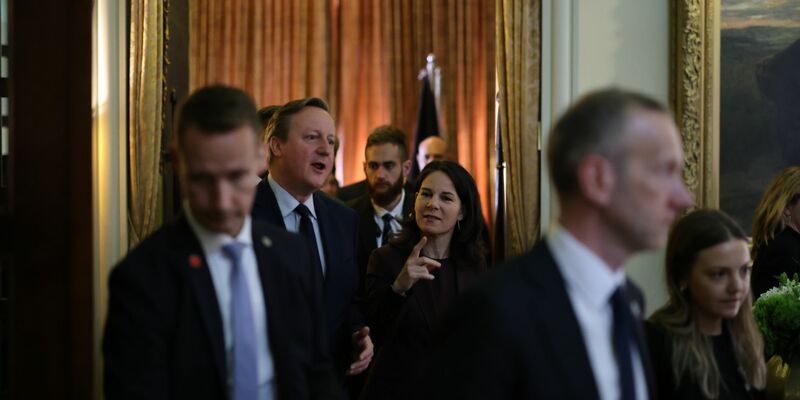 Bundesaußenministerin Annalena Baerbock (2.v.r.) und der britische Außenminister David Cameron. - Foto: Ilia Yefimovich/dpa