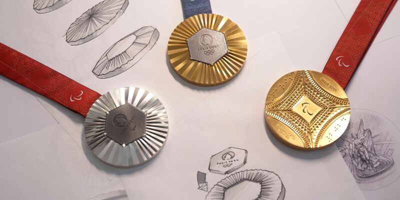 Objekte der Begierde: Medaillen der Spiele in Paris 2024. - Foto: Thibault Camus/AP/dpa/Archiv