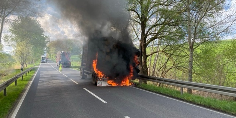 POL-NB: Baumstämme brennen auf Anhänger - Foto: presseportal.de