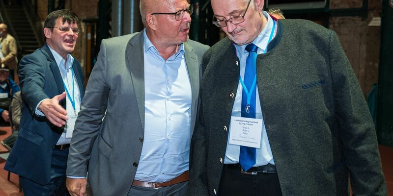Christoph Schaufert (r.) im Gespräch mit einem Parteikollegen (Archivbild). - Foto: Oliver Dietze/dpa