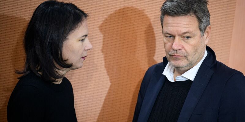 Können alles andere als zufrieden sein mit den aktuellen Umfragewerten: Bundesaußenministerin Annalena Baerbock (l.) und Bundeswirtschaftsminister Robert Habeck. - Foto: Bernd von Jutrczenka/dpa