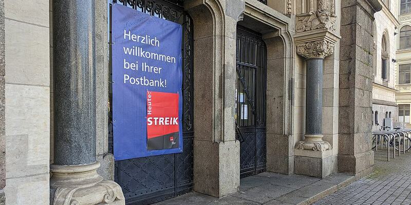 Streik-Hinweis an einer Postbank-Filiale (Archiv) - Foto: über dts Nachrichtenagentur