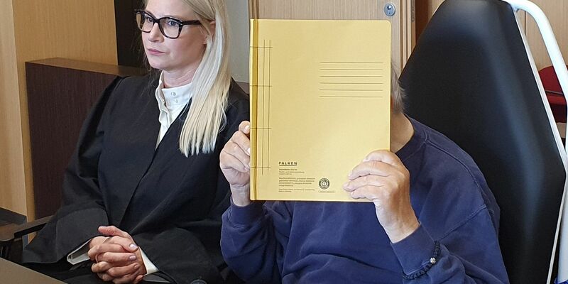 Der Angeklagte mit seiner Anwältin während des Prozesses in Düsseldorf. - Foto: Martin Höke/dpa