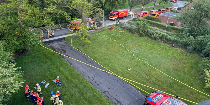 FW Tönisvorst: Große Übung der Freiwilligen Feuerwehr Tönisvorst - Feuerwehr rettet 14 vermisste Personen aus brennendem Wohnhaus. - Foto: presseportal.de