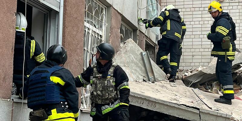 Rettungskräfte an einem zerstörten Gebäude in Tschernihiw. - Foto: Ukrainian Emergency Service/dpa
