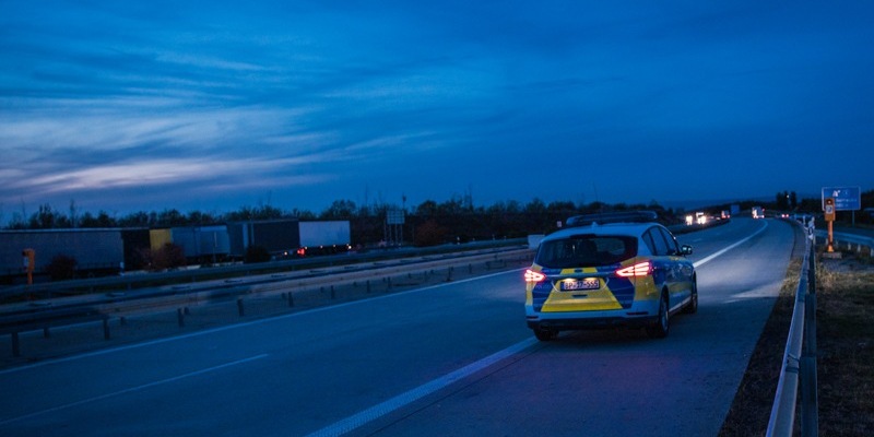 Bundespolizeidirektion München: Ohne Tickets und Dokumente mit dem Bus über die Grenze/ Bundespolizei ermittelt wegen Schleusung - Foto: presseportal.de