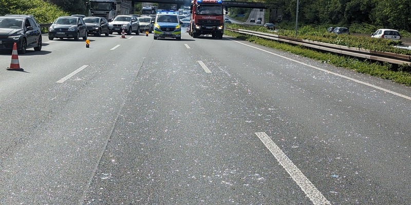 FW-OB: Klein LKW verliert Ladung auf der A42 - Foto: presseportal.de