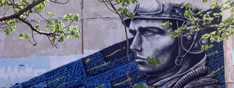 Ein Graffiti auf der Wand eines Wohnblocks zeigt einen ukrainischen Soldaten. Die Ukraine ist angesichts des russischen Angriffskrieges auf Waffenhilfe aus dem Westen angewiesen. - Foto: --/https://photonew.ukrinform.com/ Ukrinform/dpa