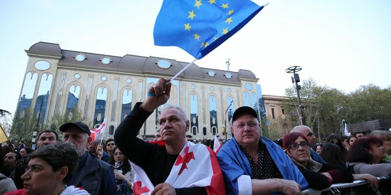 Tausende Menschen protestieren in der Hauptstadt Tiflis gegen das umstrittene Gesetz. - Foto: Zurab Tsertsvadze/AP/dpa
