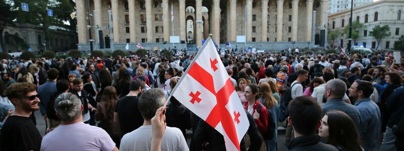 Demonstranten versammeln sich vor dem Parlamentsgebäude in Tiflis. - Foto: Zurab Tsertsvadze/AP/dpa