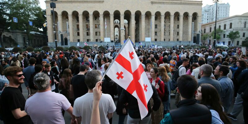 Für die Annahme des Gesetzes sind drei Lesungen notwendig. Regierungschef Irakli Kobachidse hat bereits angekündigt, die dritte Lesung trotz der anhaltenden Proteste in zwei Wochen abzuhalten. - Foto: Zurab Tsertsvadze/AP/dpa