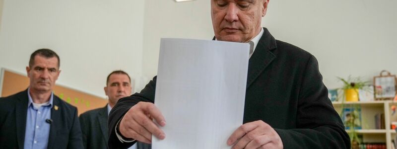 Kroatiens Präsident Zoran Milanovic gibt seine Stimme in einem Wahllokal in Zagreb ab. - Foto: Darko Bandic/AP