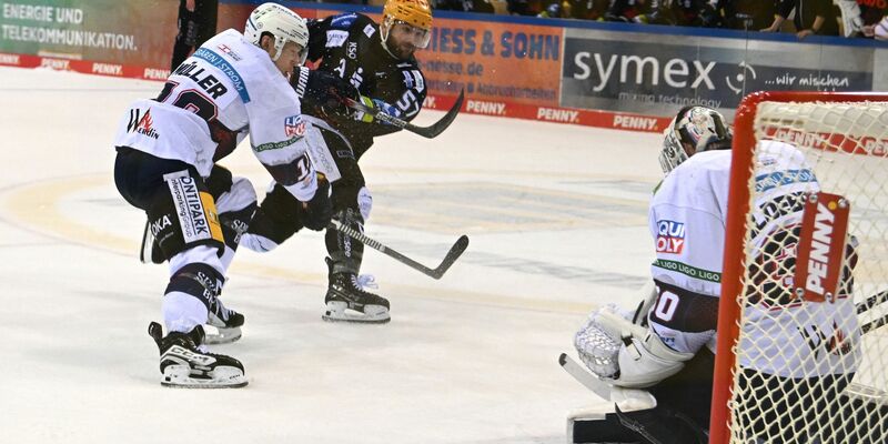 Die Eisbären machten mit einem 2:0 in Bremerhaven den zehnten Meistertitel perfekt. - Foto: Carmen Jaspersen/dpa