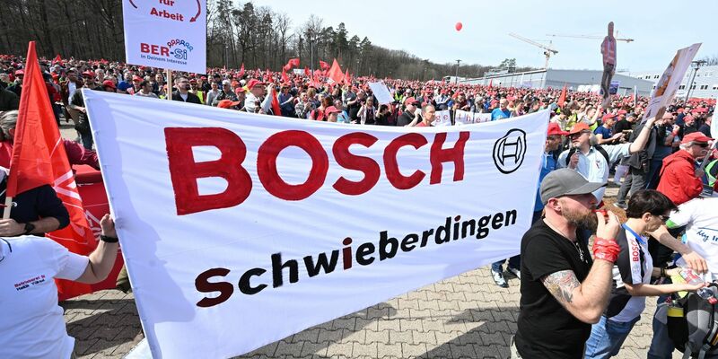 Mitarbeiter demonstrieren für eine Mitbestimmung bei dem von Bosch geplanten Stellenabbau. - Foto: Bernd Weißbrod/dpa