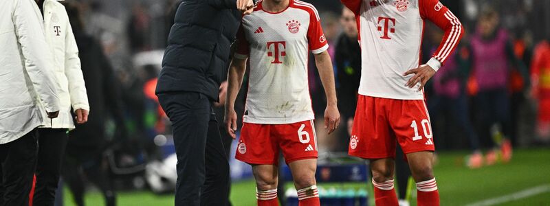 Bayern-Trainer Thomas Tuchel (l) gibt Joshua Kimmich (M.) und Leroy Sané Anweisungen. - Foto: Tom Weller/dpa