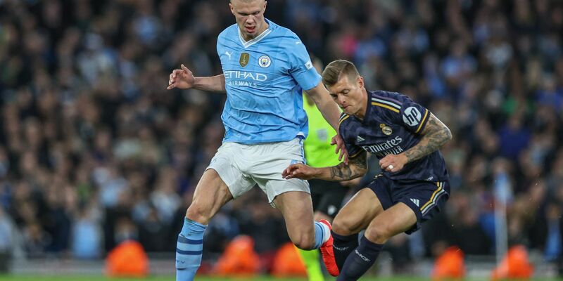 Toni Kroos (r) und Erling Haaland lieferten sich mit Real Madrid und Manchester City ein enges Duell. - Foto: Mark Cosgrove/News Images via ZUMA Press Wire/dpa