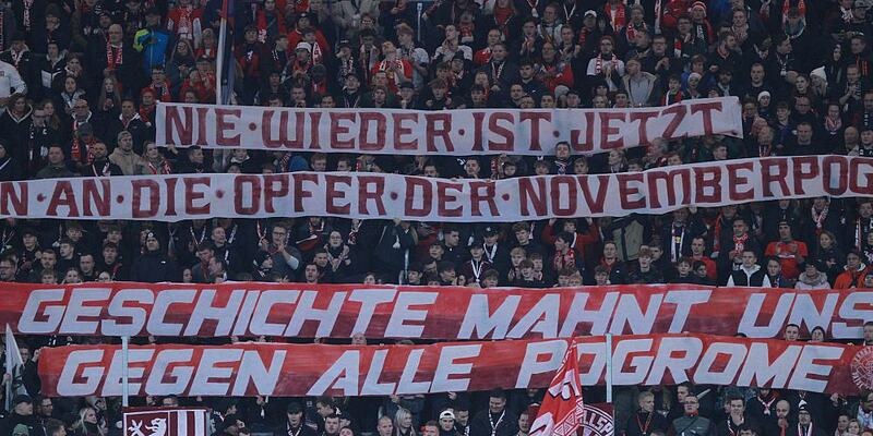 Fußballfans zeigen ein Banner zum Gedenken an die Opfer des Novemberpogroms  (Archiv) - Foto: über dts Nachrichtenagentur