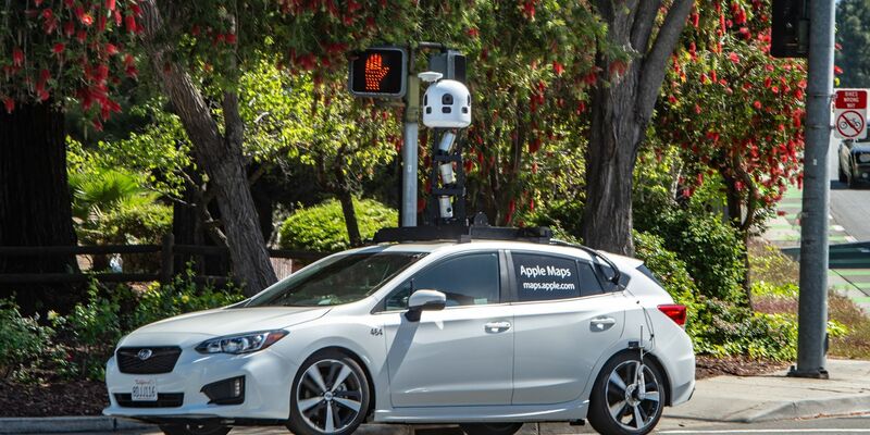 Apple führt fast ein Jahr nach der Ankündigung seinen verbesserten Kartendienst auch in Deutschland ein. - Foto: Andrej Sokolow/dpa