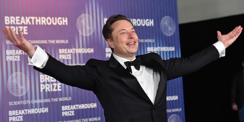 Nach dem Plan von 2018 konnte Elon Musk in zwölf Schritten Aktienoptionen mit einem maximalen Wert von damals bis zu 55,8 Milliarden Dollar bekommen. - Foto: Jordan Strauss/Invision/AP/dpa