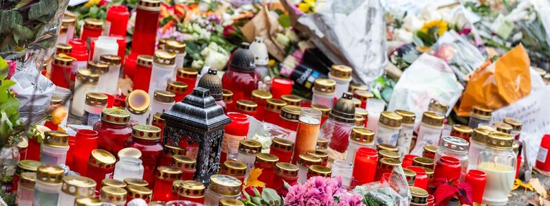 Der Angriff in Offenburg löste im Noverber Trauer und Entsetzen aus. (Archivbild) - Foto: Philipp von Ditfurth/dpa