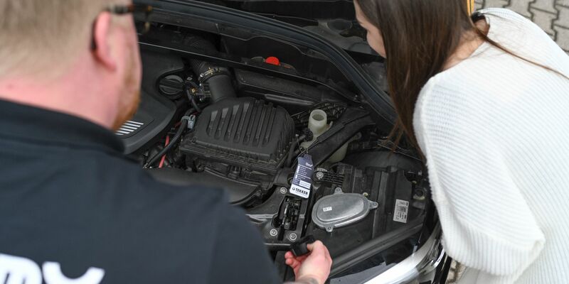 Ailt Broer, Fahrlehrer aus Aurich, erklärt seiner Fahrschülerin Lea M., die den Führerschein mit 17 erwerben möchte, die einzelnen Bauteile eines Motors. - Foto: Lars Penning/dpa