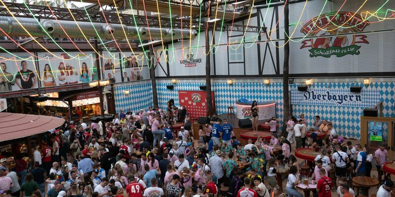 Am Ballermann kommt der Partybetrieb wieder auf Touren. - Foto: Mar Granel/dpa