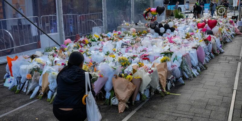 Der Bischof einer christlichen Gemeinde wurde bei einer Messe von einem 16-Jährigen attackiert. Danach kam es zu Ausschreitungen. - Foto: Mark Baker/AP