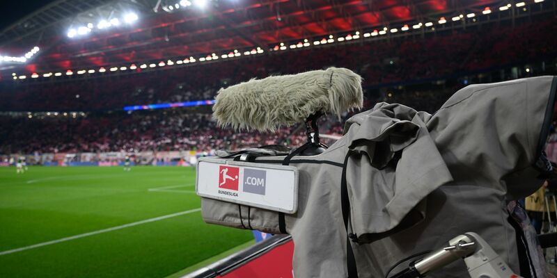 Eine TV-Kamera steht am Spielfeldrand. - Foto: Robert Michael/dpa
