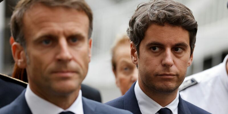 Große Haushaltslöcher setzen die Regierung von Macron (l) unter Druck - Attal (r) arbeitet an unpopulären kurzfristigen Sparmaßnahmen. - Foto: Ludovic Marin/POOL AFP/AP/dpa