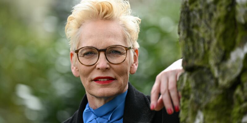 Bärbel Schäfer hat wegen eines Schicksalsschlags in ihrem Leben ein besonderes Verhältnis zu Staus nach Unfällen. - Foto: Arne Dedert/dpa