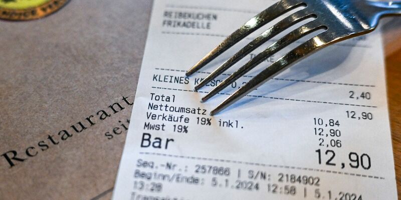 Die Gastronomie steht noch immer im Schatten der Corona-Krise. - Foto: Jens Kalaene/dpa