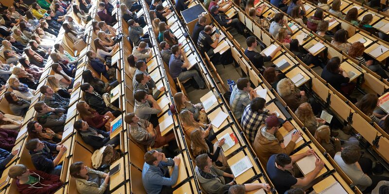 Frauen entscheiden sich öfter als Männer für eine weiter entfernte Hochschule. - Foto: Thomas Frey/dpa