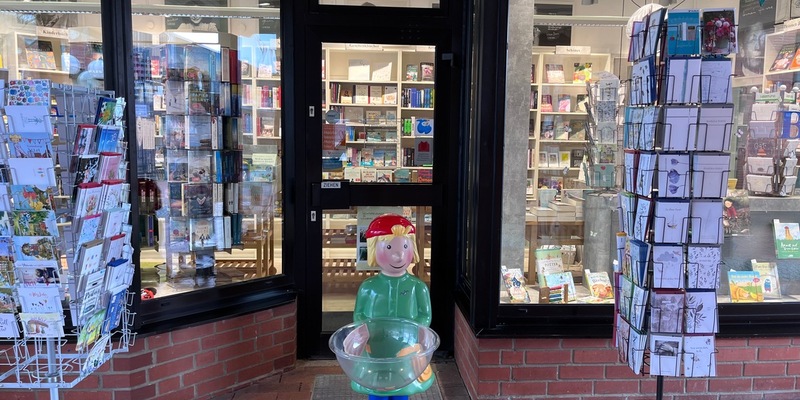 POL-SE: Wahlstedt - Zuvor entwendeter Buchaufsteller wieder da - Polizei hat einen ersten Tatverdacht - Foto: presseportal.de