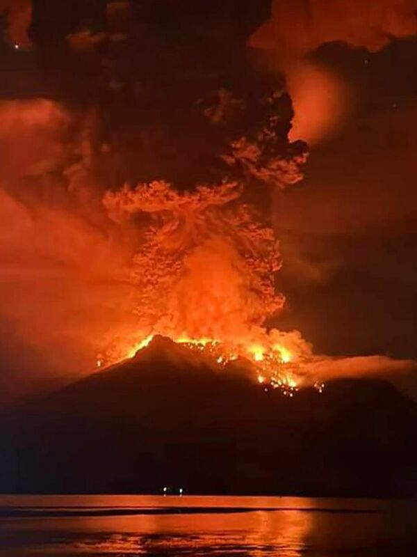 Gunung berapi Ruang di Indonesia telah memuntahkan abu dan batu selama berhari-hari.