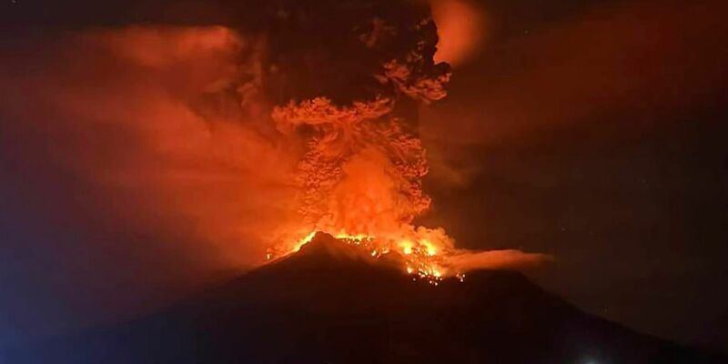 Lava glüht im Krater des Vulkans Ruang auf den Sanguine-Inseln in Indonesien. - Foto: Uncredited/BPBD Sitaro/AP/dpa