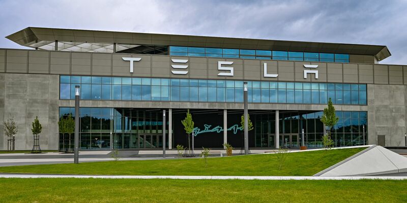 Die Tesla-Autofabrik in Grünheide bei Berlin. - Foto: Patrick Pleul/dpa