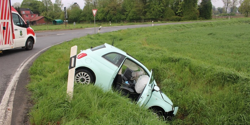 POL-DN: Unfall auf der L226 - Pkw landet im Graben - Foto: presseportal.de
