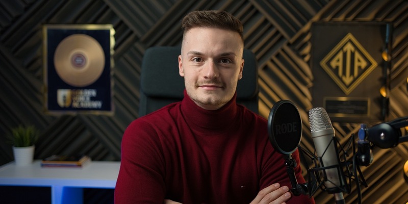 Nick Delingat ĂĽber die Arbeit als Sprecher bei der Golden Voice Academy - Foto: presseportal.de