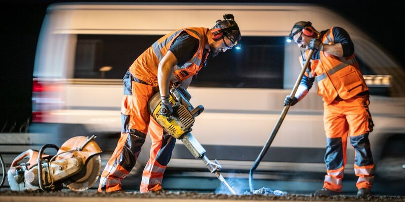 Die Berufsgenossenschaft der Bauwirtschaft hat die Beschäftigten auf Baustellen aufgerufen, den eigenen Gehörschutz ernster zu nehmen (Symbolbild/Archivbild). - Foto: Frank Rumpenhorst/dpa
