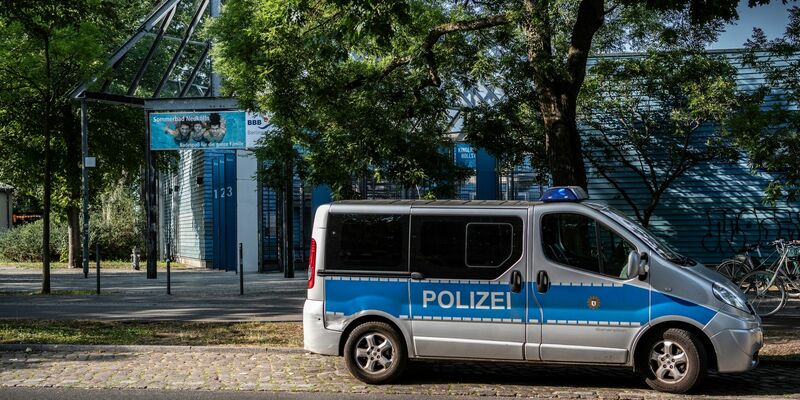 Sicherheitsmaßnahme: Ein Polizeifahrzeug steht im vergangenen Sommer vor einem Freibad in Berlin-Neukölln. - Foto: Paul Zinken/dpa