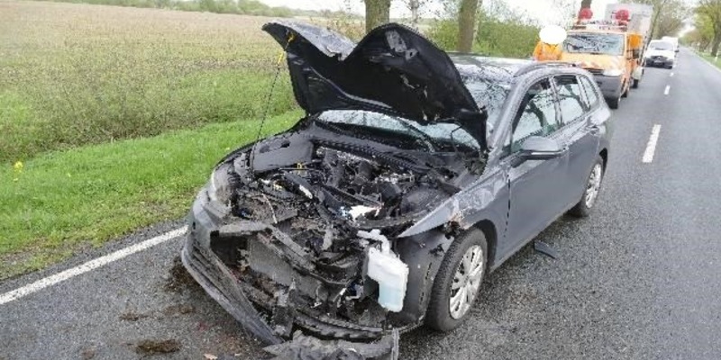 POL-CUX: Verkehrsunfall nach misslungenem Überholmanöver in Stinstedt - Fahrzeugführerin schwer verletzt (Lichtbild in der Anlage) - Foto: presseportal.de