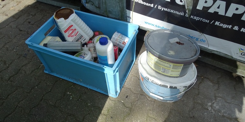 POL-SE: Elmshorn - Unzulässige Ablagerung von Farbeimern und Flaschen - Polizei sucht Zeugen - Foto: presseportal.de