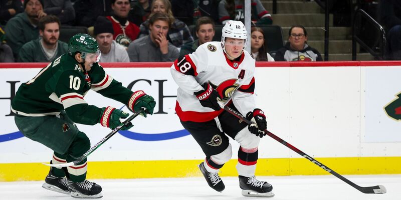 Stürmer Tim Stützle ist bei einem Check in einem Vorbereitungsspiel verletzt worden. - Foto: Matt Krohn/AP/dpa