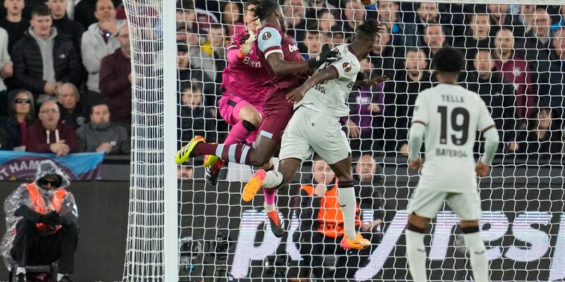 Leverkusens Cheftrainer Xabi Alonso (2.v.l) feiert mit seinen Spielern. - Foto: Kin Cheung/AP