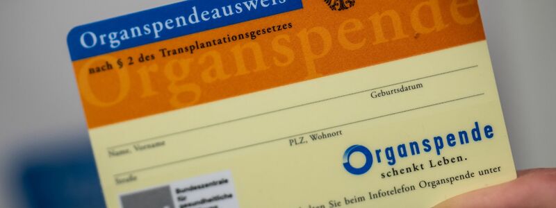 Ein Organspende-Ausweis dokumentiert die Entscheidung. (Archivbild) - Foto: Michael Kappeler/dpa