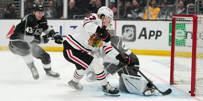 Traf bei den Kings für die Chicago Blackhawks: Lukas Reichel (M.). - Foto: Ashley Landis/AP