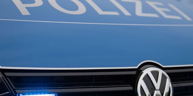 Die Polizei hat bei einer Hausdurchsuchung in Schöntal mehrere Waffen und eine große Anzahl Munition gefunden (Symbolbild). - Foto: Lino Mirgeler/dpa